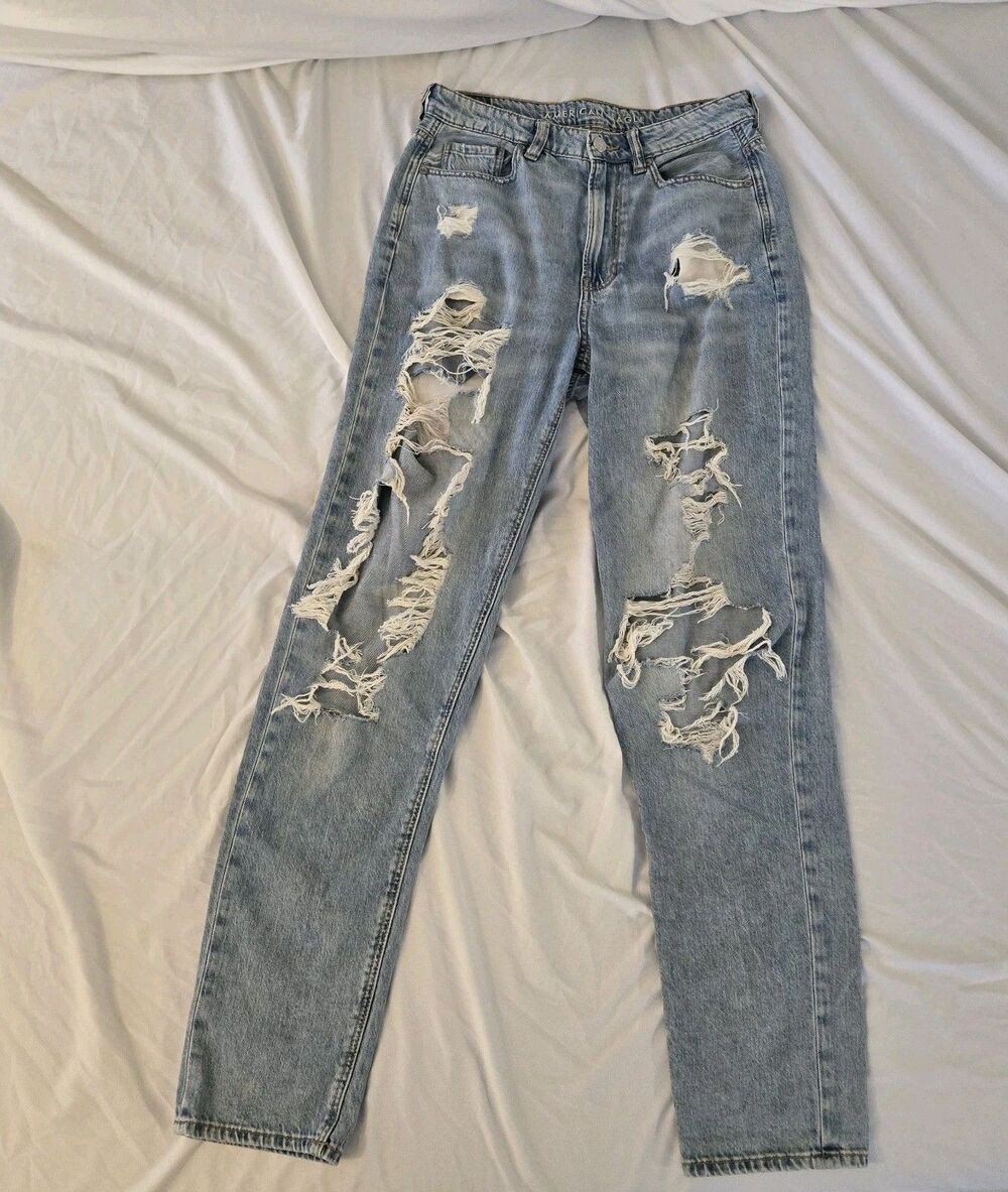 American Eagle Jeans Light Wash Ripped Denim. Size 6 Long 100% Cotton Y2K 2000s